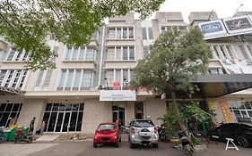 RedDoorz near Universitas Esa Unggul Bekasi Harapan Indah